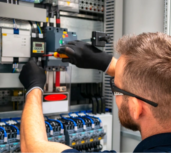 Electricien travaillant sur un tableau électrique